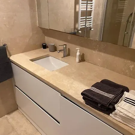 Scandinavian Newly Furnished 1 Bedroom Apartment *